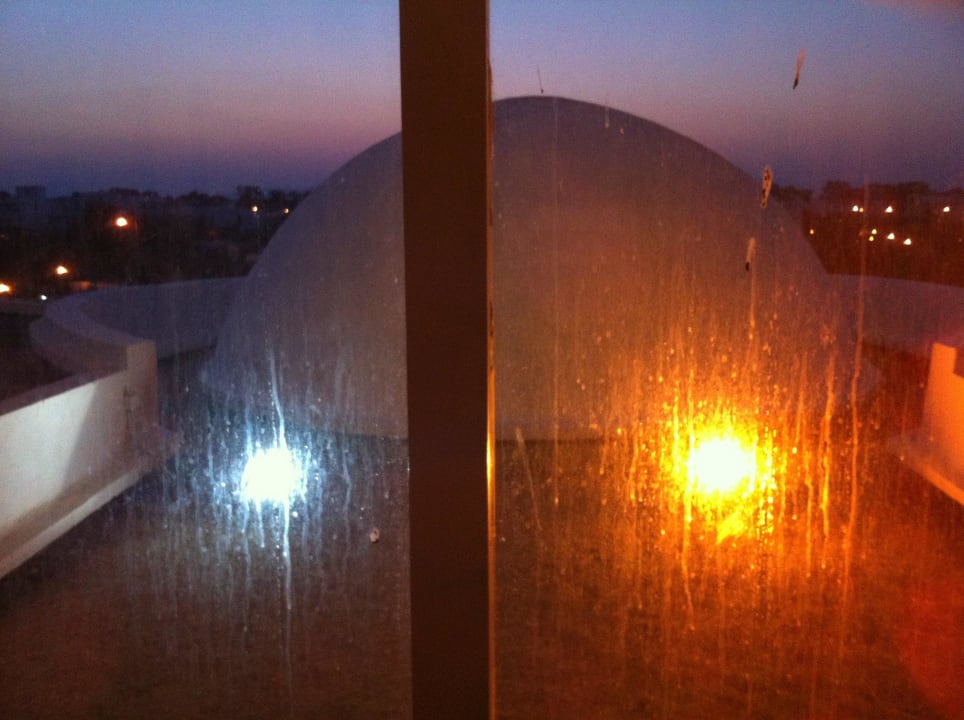 Blick durch das verschmutzte Fenster  Royal Tulip Taj Sultan