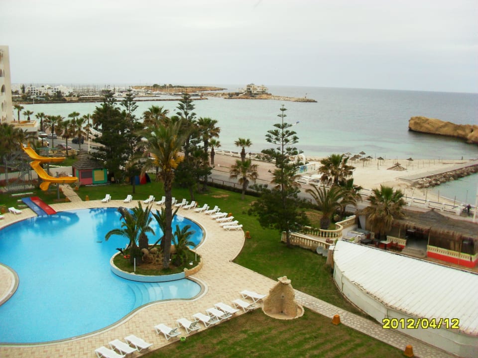 Widok na baseny i zatokę Delphin El Habib