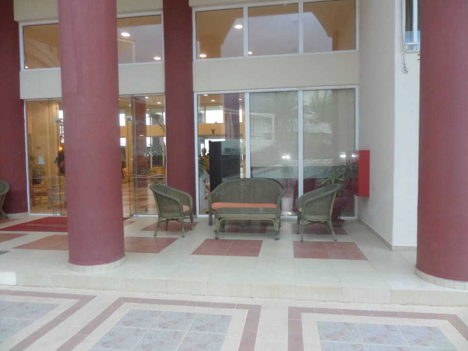 Am rückwärtigen Eingang,dort kann man gemütlich si HARPIN Georgioupolis Resort Aquapark & SPA