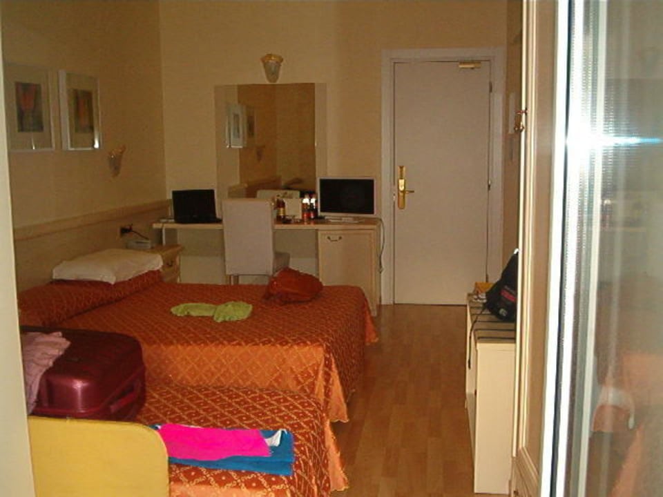 Blick ins Zimmer von Balkon aus Hotel Montecarlo
