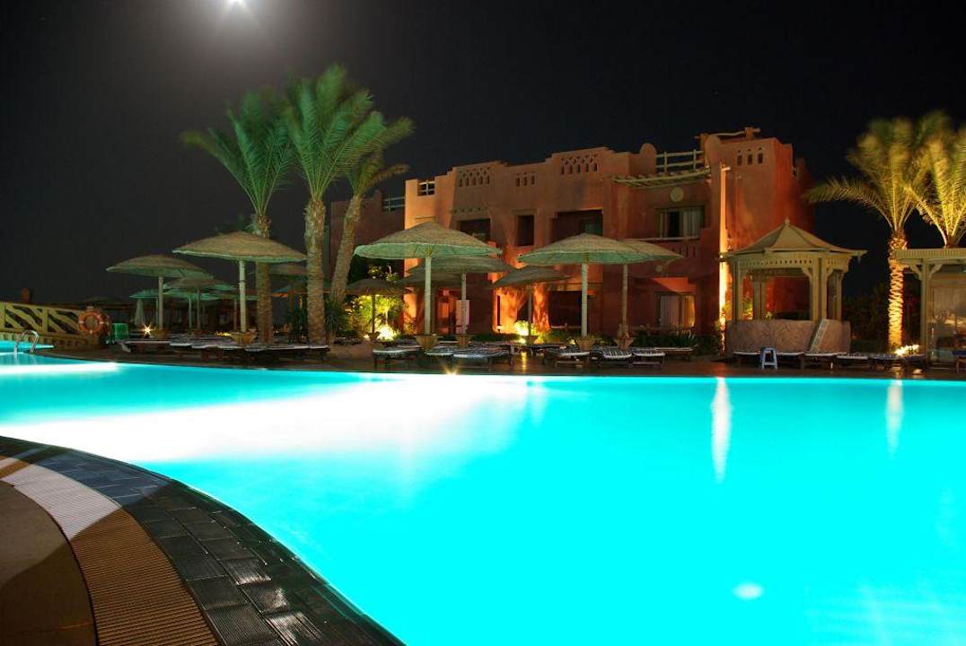 Pool am Abend Charmillion Sea Life Resort