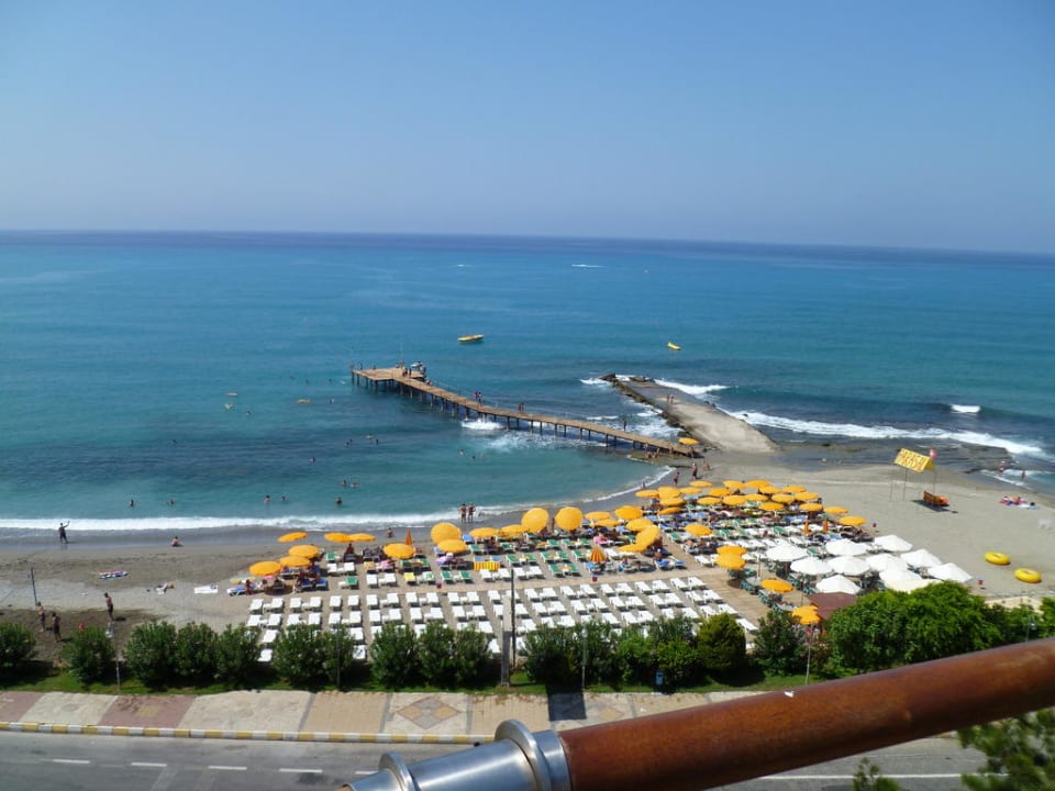 Blick auf den Strand von der Dachterrasse Grand Kaptan