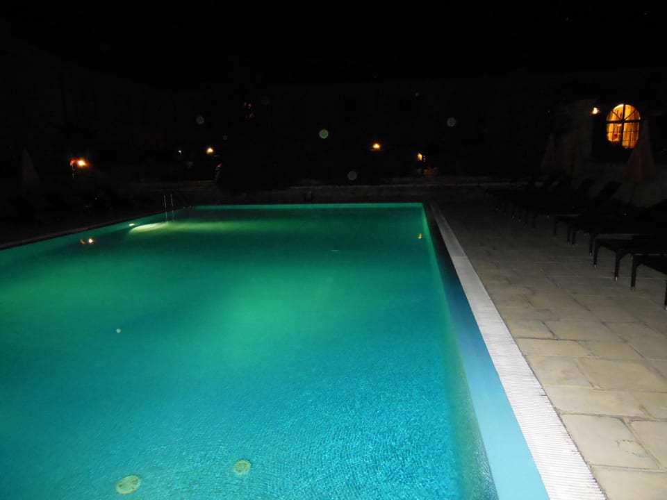 Poolanlage bei Nacht Hotel Locanda Del Sant' Uffizio
