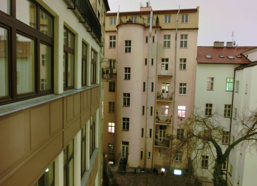 Blick zum Innenhof der Superior-Zimmer Pure White Hotel