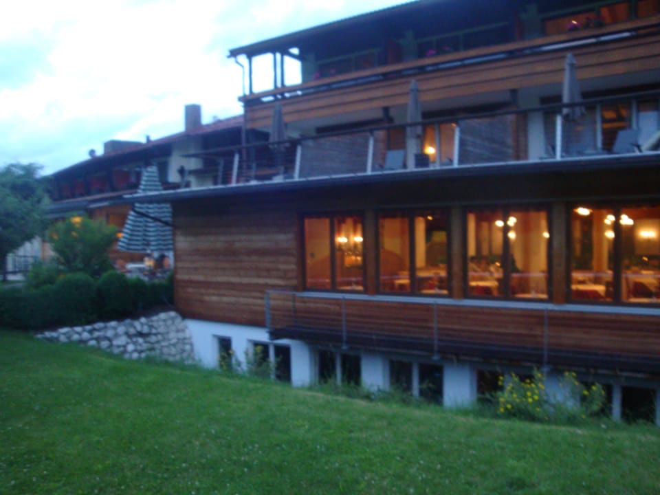 Blick auf Restaurant und Fitnessraum Alm- & Wellnesshotel Alpenhof