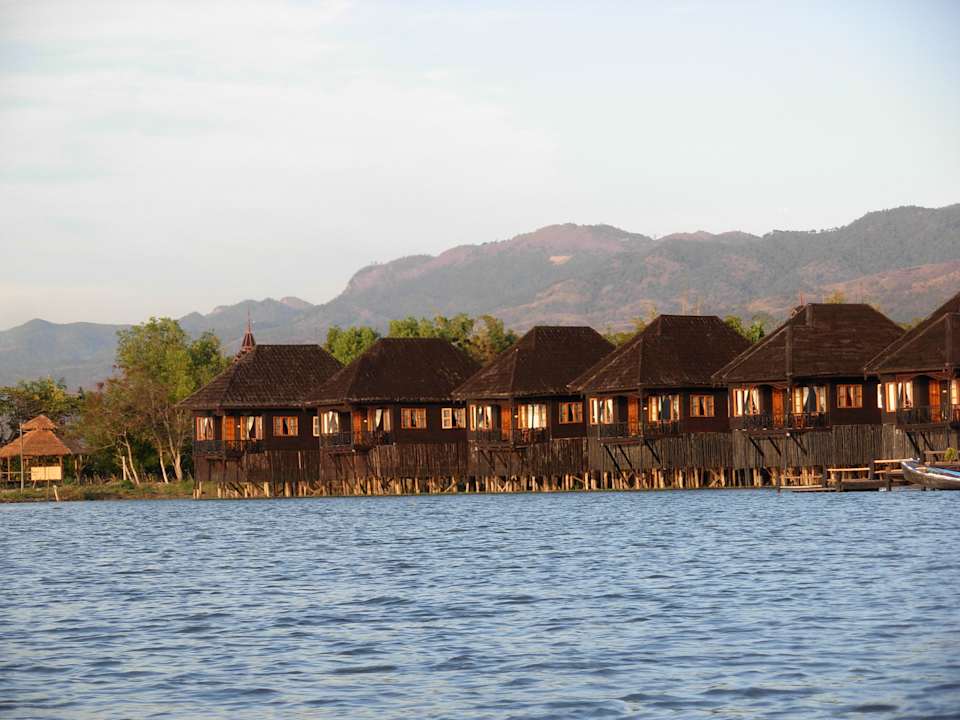 Blick vom See her Myanmar Treasure Resort - Inle Lake