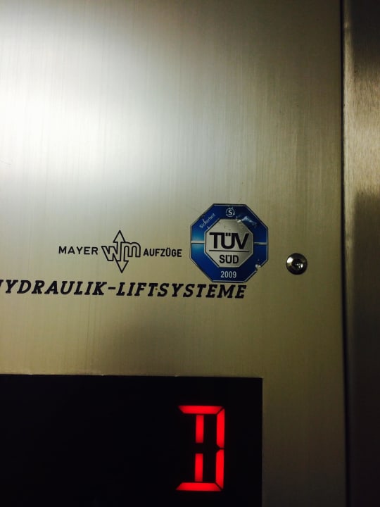 Aufzug hat keinen TÜV mehr !! Hotel Walker