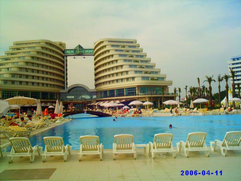 Blick von der Poolanlage aufs Hotel Hotel Miracle Resort