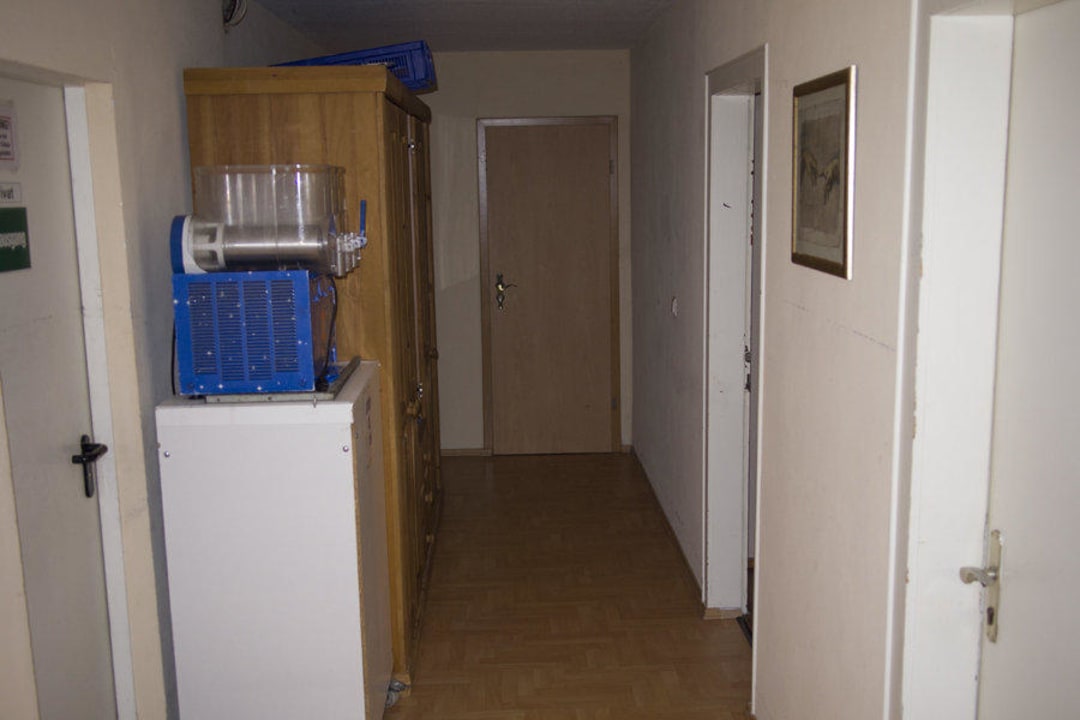 Zugemüllter Hotelflur - Hotelzimmer rechts Hotel Römischer Kaiser