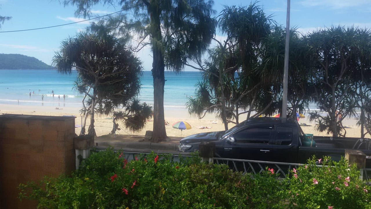 Blick zur Straße zwischen Club und Strand Club Med Phuket