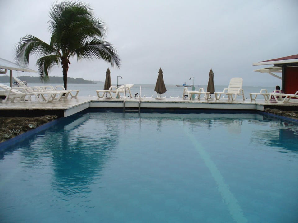 2. Poolanlage gegenüber dem Hotel Hotel Swan's Cay