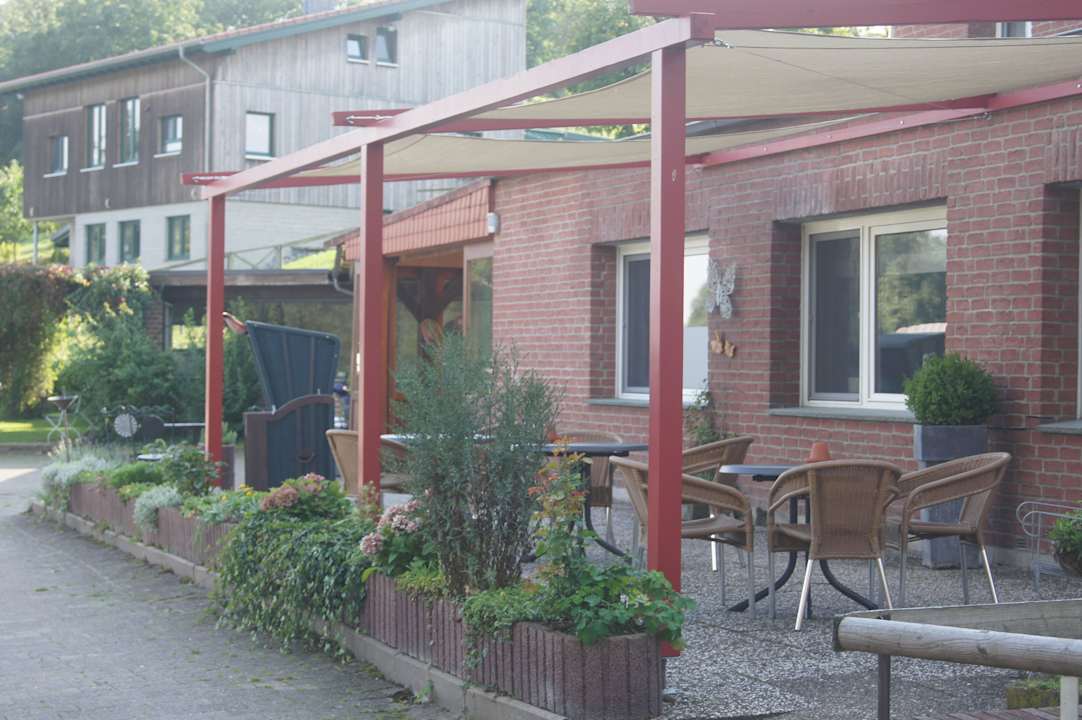 Terrasse Pension Obermühle Beine