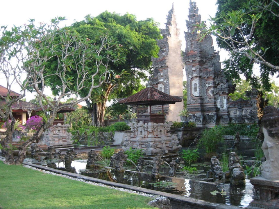 Im Einfahrts-Bereich Nusa Dua Beach Hotel & Spa