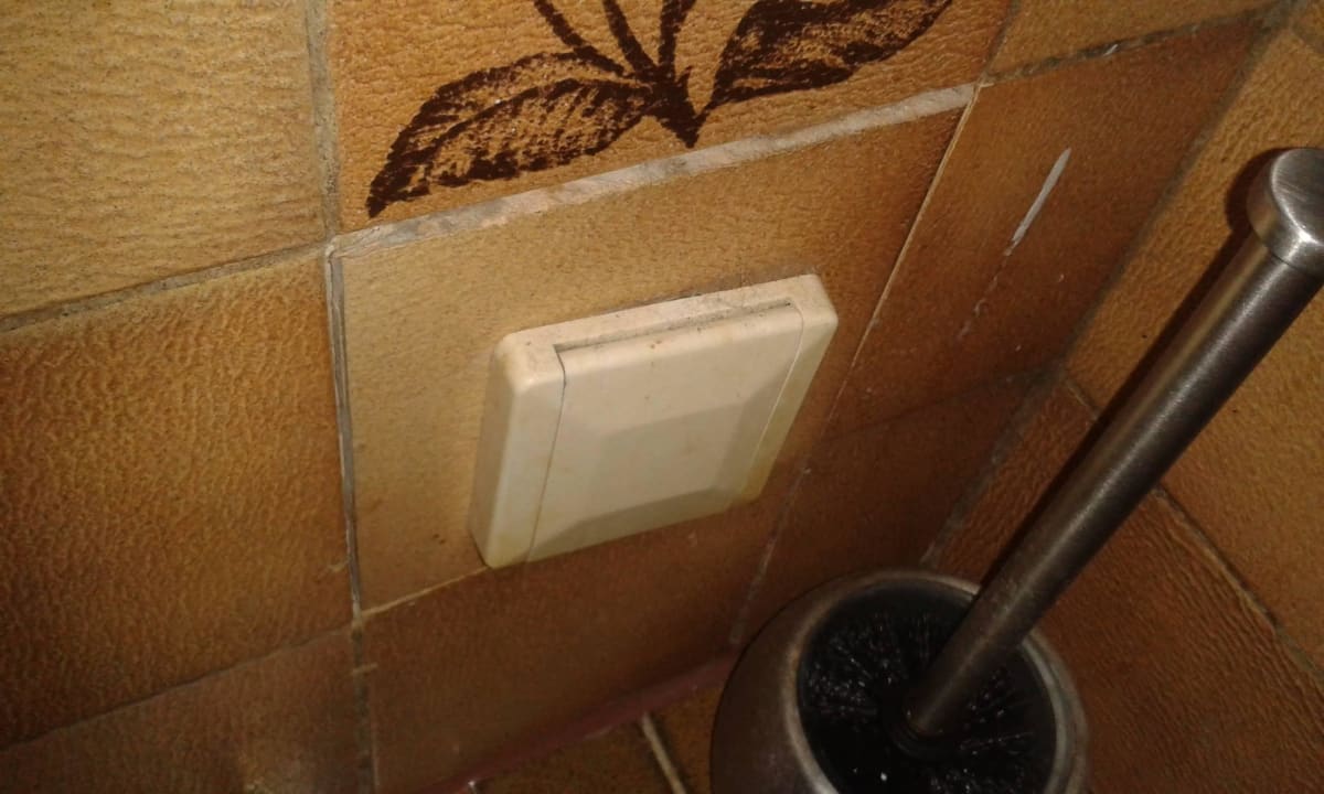 Steckdose neben Klo Ferienhaus Lahnblick