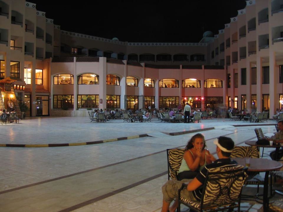 Die große Terrasse am Abend Beach Albatros Resort