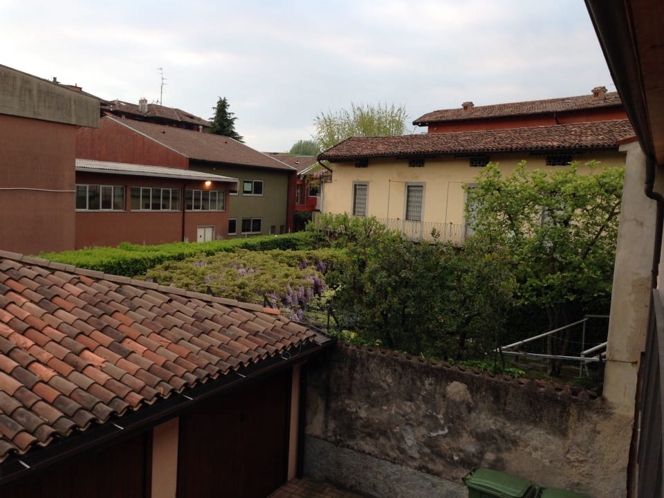 Вид с балкона во двор B&B Angolo Del Poeta