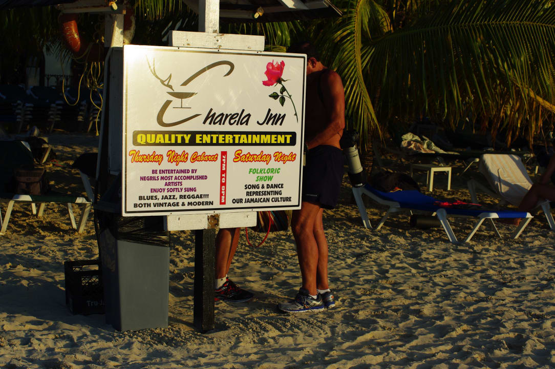 Hotelschild am Strand Charela Inn Hotel