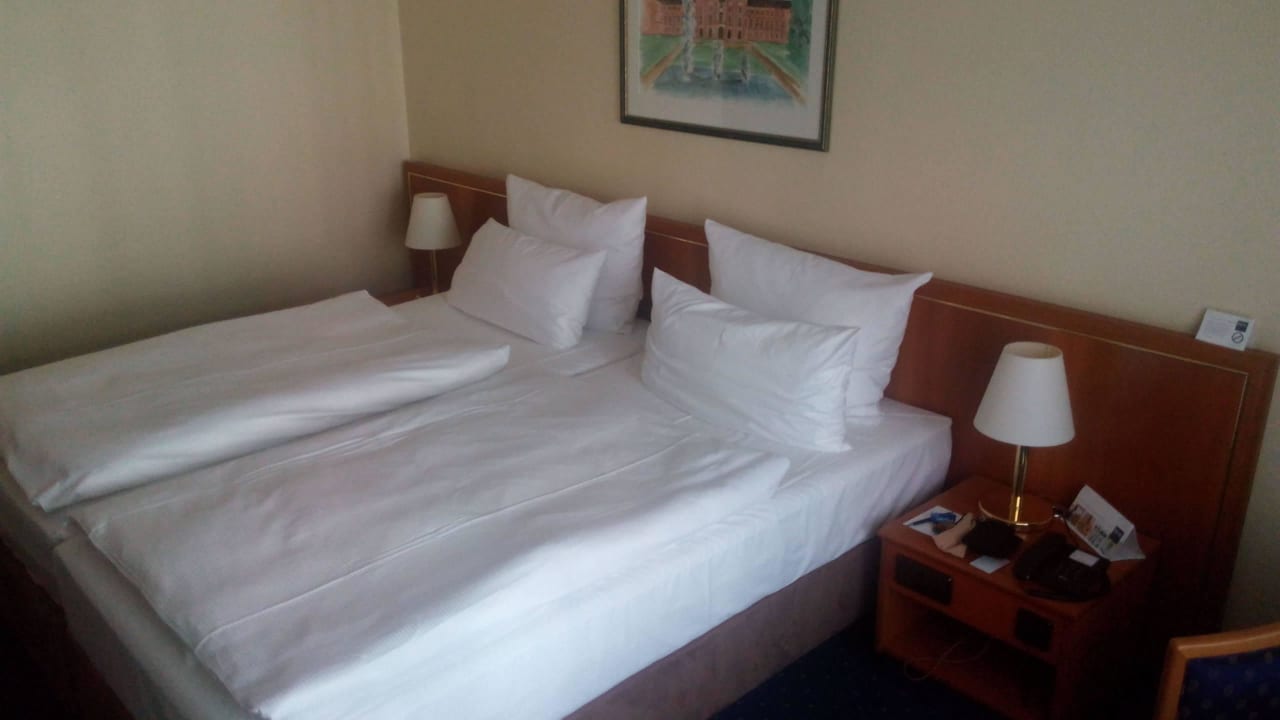 Doppelbett mit jeweils 2 Kissen Dorint Kongresshotel Mannheim