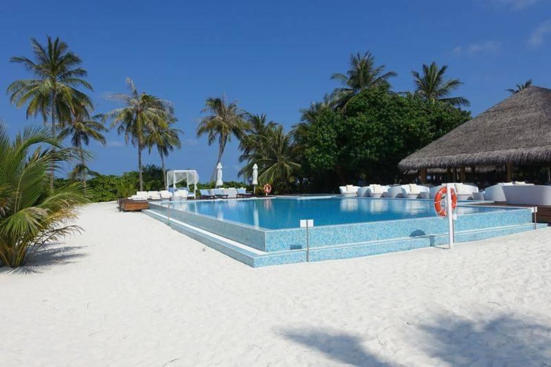 Der Hotelpool Outrigger Maldives Maafushivaru Resort