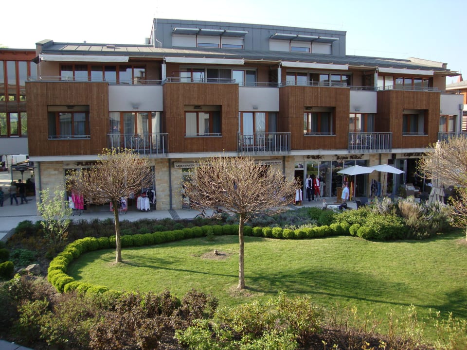 Rückansicht des Hotels in die Fußgängerzone Hotel Golden Lake Resort