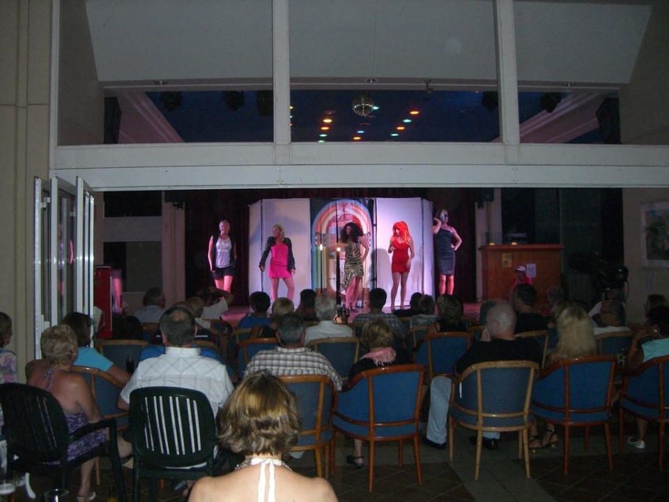 Animation am Abend Hotel Riu Oliva Beach Resort