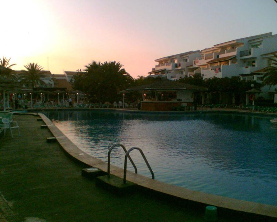 Poollandschaft FERGUS Style Bahamas