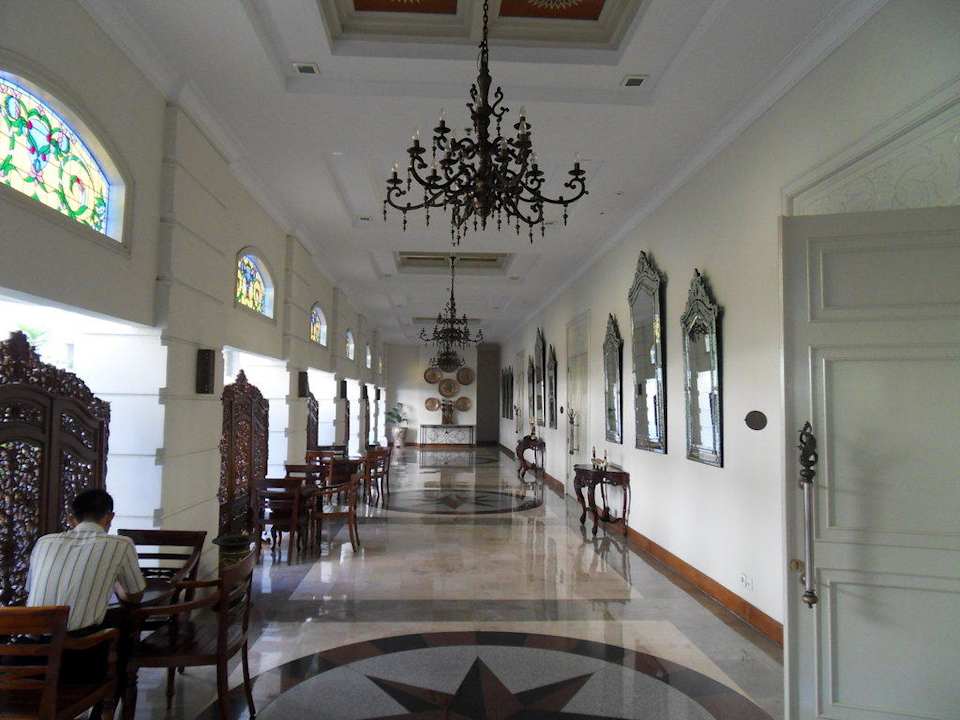 Flur zum Pool/ Innenhof The Phoenix Hotel Yogyakarta