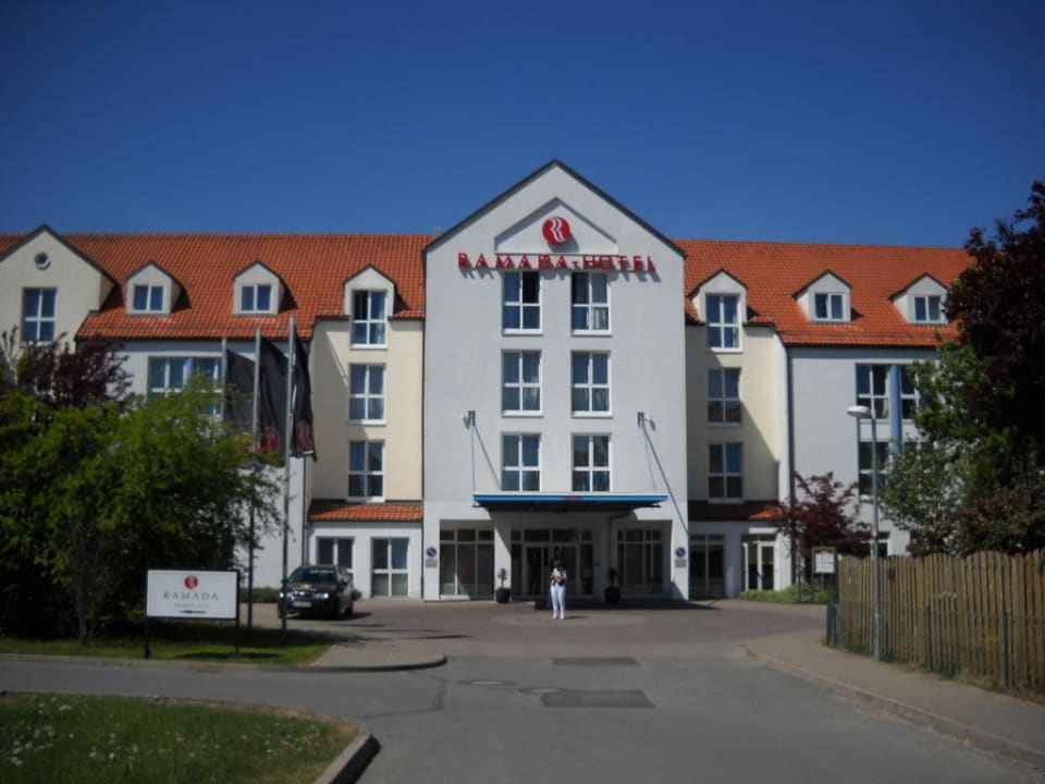 Vom Parkplatz aus gesehen H+ Hotel Erfurt