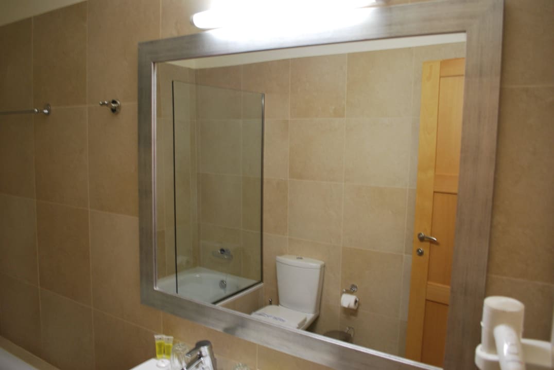 Widok na obszerna łazienkę. Ariadne Beach Hotel