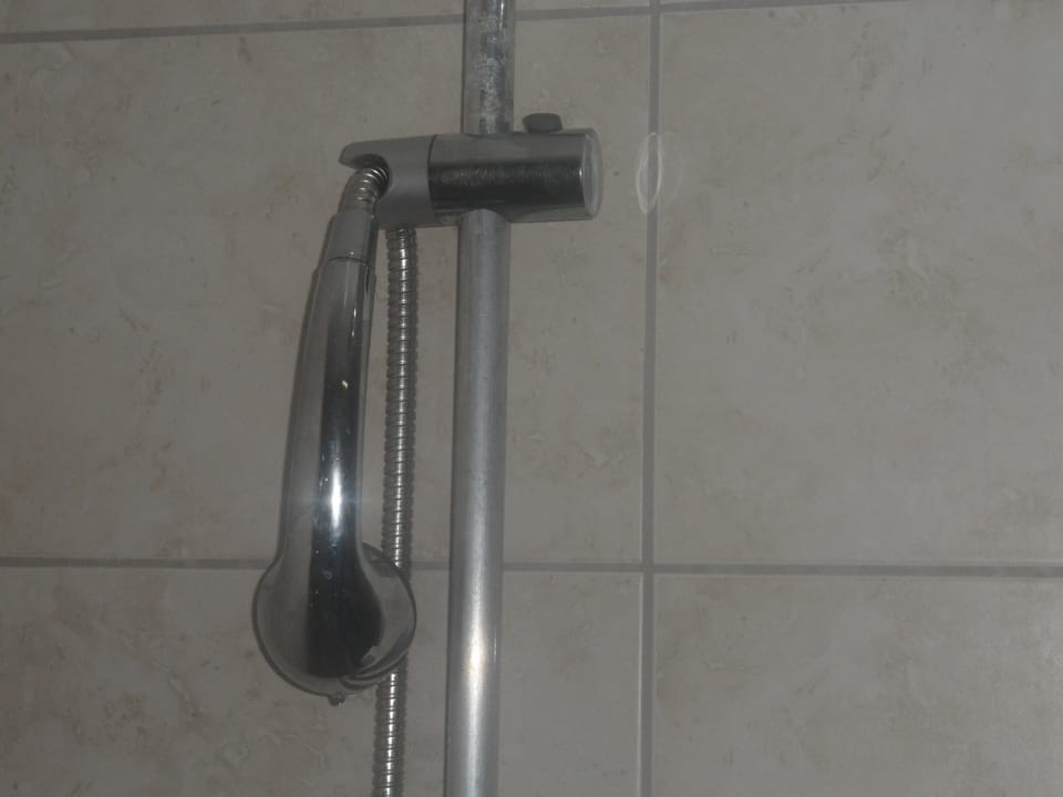 Schäden an Wänden und Bad Telatiye Resort