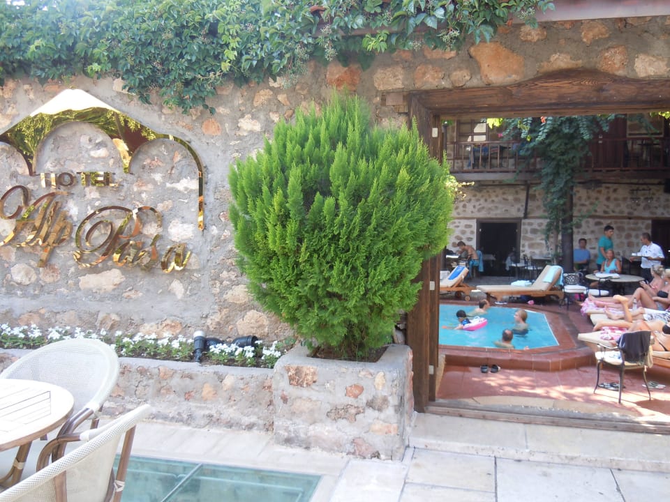 Eingang zum Hauptgebäude/Innenhof Alp Pasa Hotel - Special Class