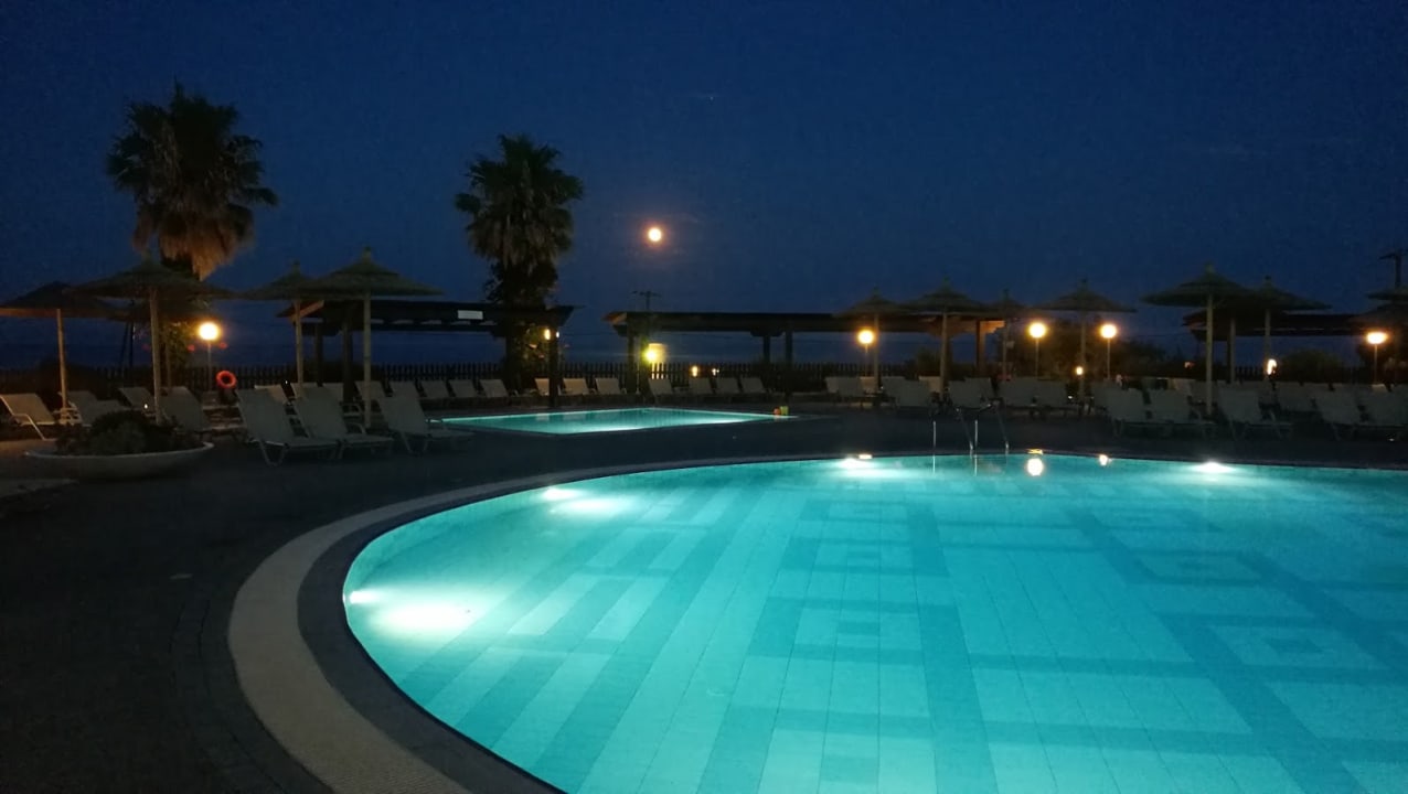 Pool Grand Blue Beach Hotel