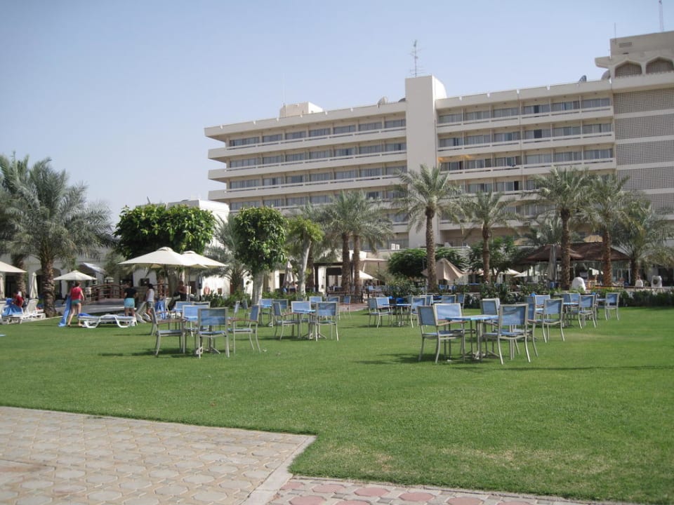 Blick von der Gartenanlage auf das Haupthaus Radisson Blu Hotel & Resort Al Ain
