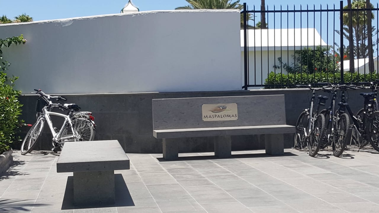 Vor dem Eingang Club Maspalomas Suites & SPA