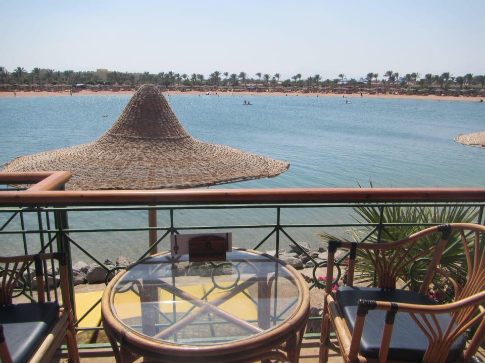 Blick von der Bella Vista Bar auf den Strand Desert Rose