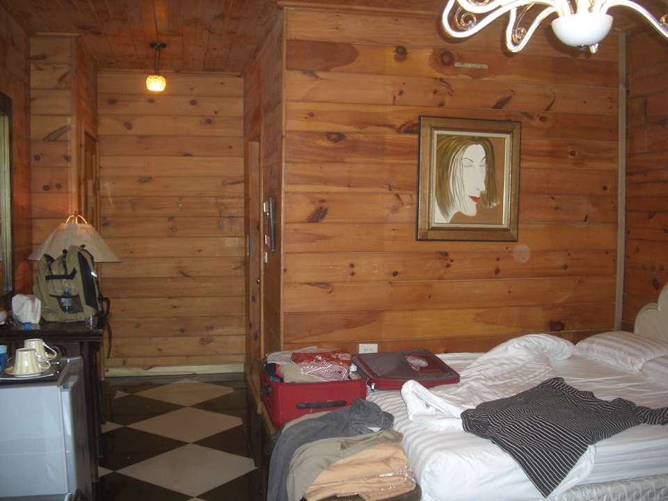 Links Zimmereingang, rechts das Bad Hotel Full House Resort