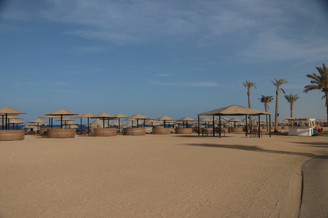 Blick über den Stand mit den Liegeplätzen Pickalbatros Sands Hotel - Port Ghalib