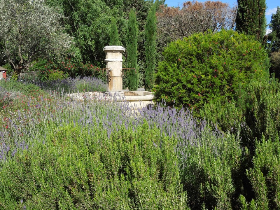Brunnen vor dem Poolbereich Camping & Bungalows Le Serignan Plage