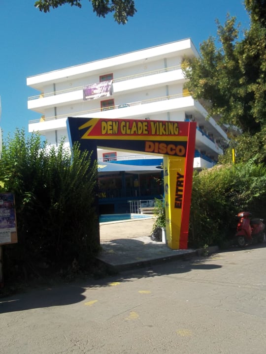 Wejscie do hotelu glownie na imprezy Party Hotel Golden Sands - Adults only