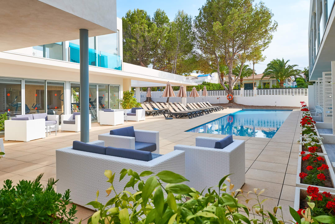 Pool Hotel More