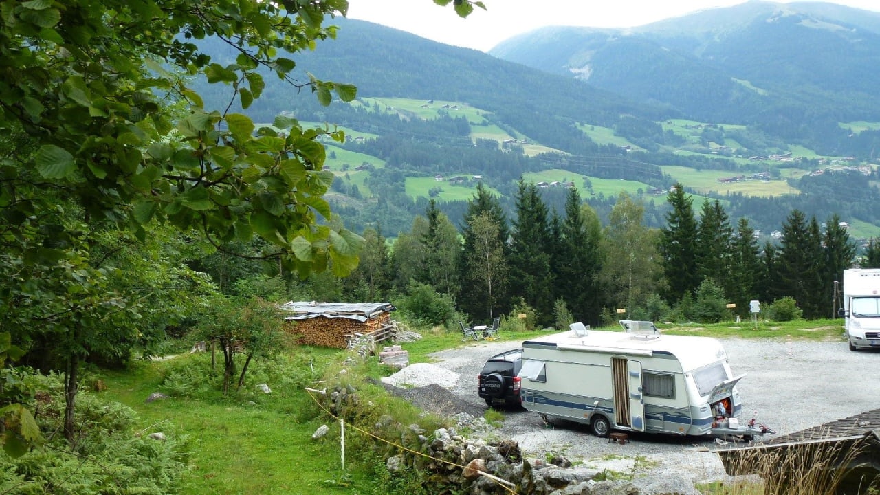 Blick über den Stellplatz zum Wildkogel Gasthof & Landhaus Friedburg