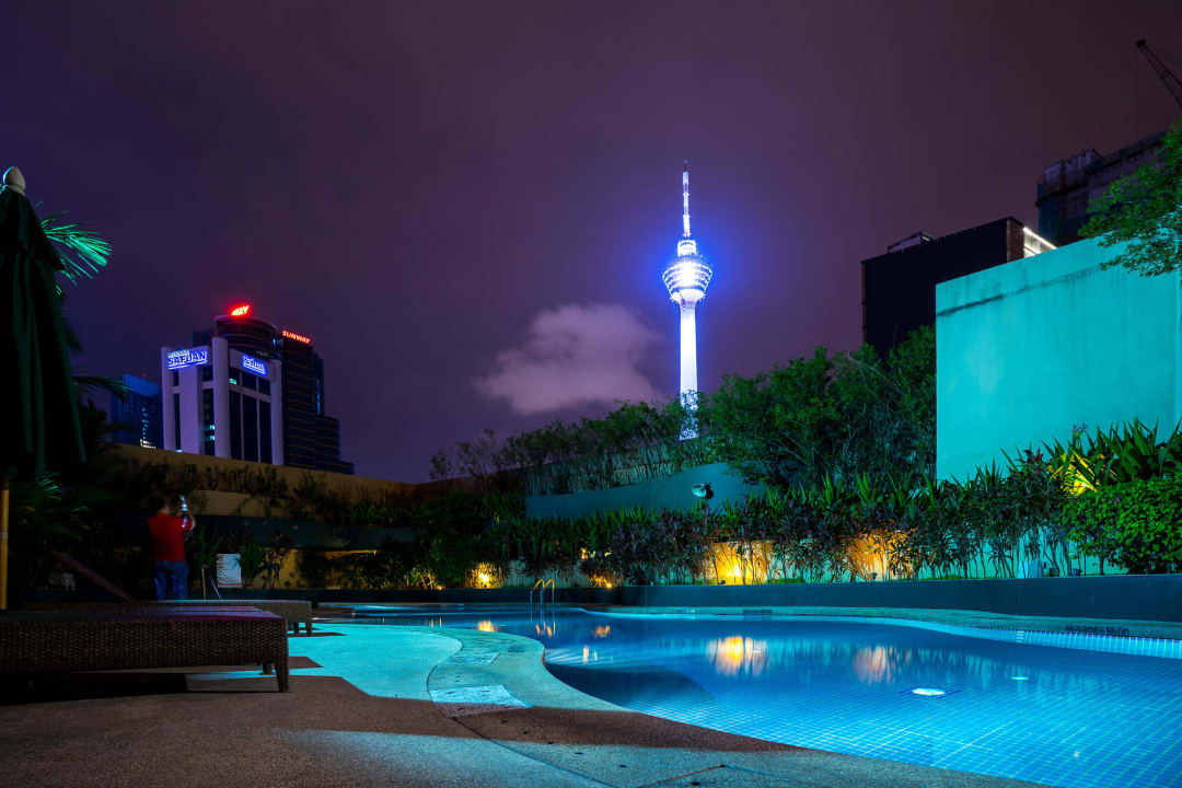 Pool mit Blick zum KL Tower Sheraton Imperial Kuala Lumpur