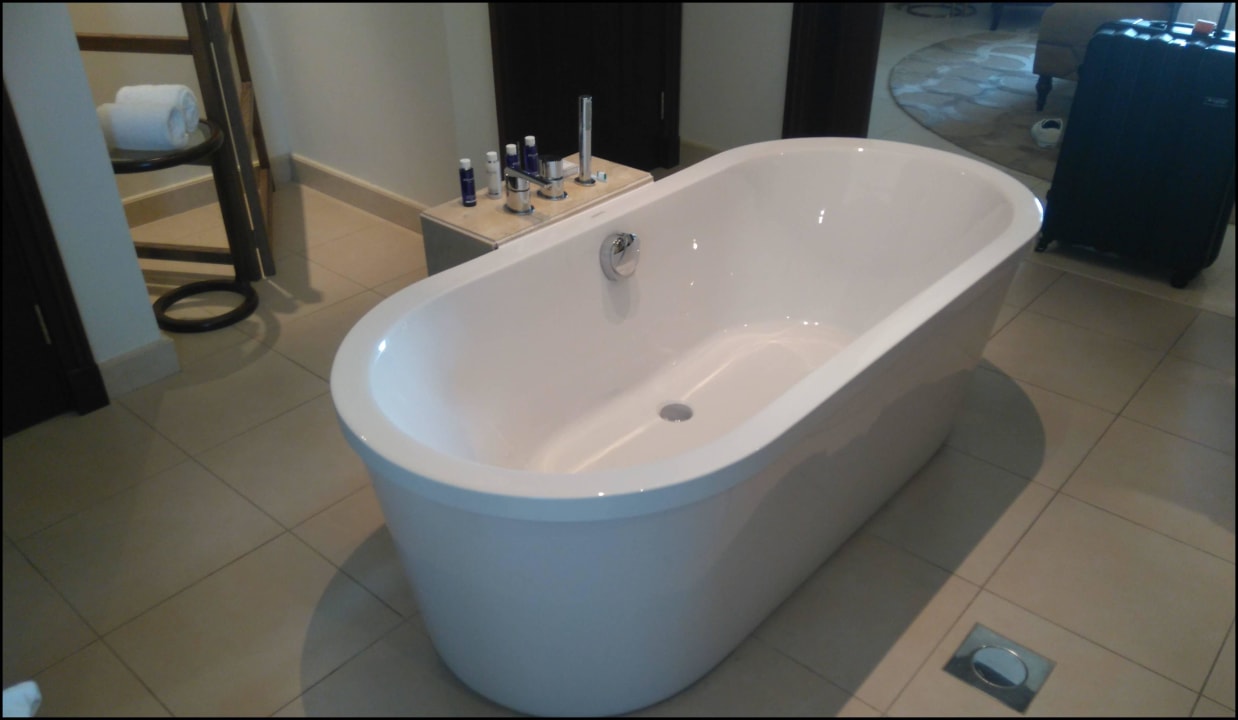 Freistehende Badewanne im Bad Ajman Saray, a Luxury Collection Resort