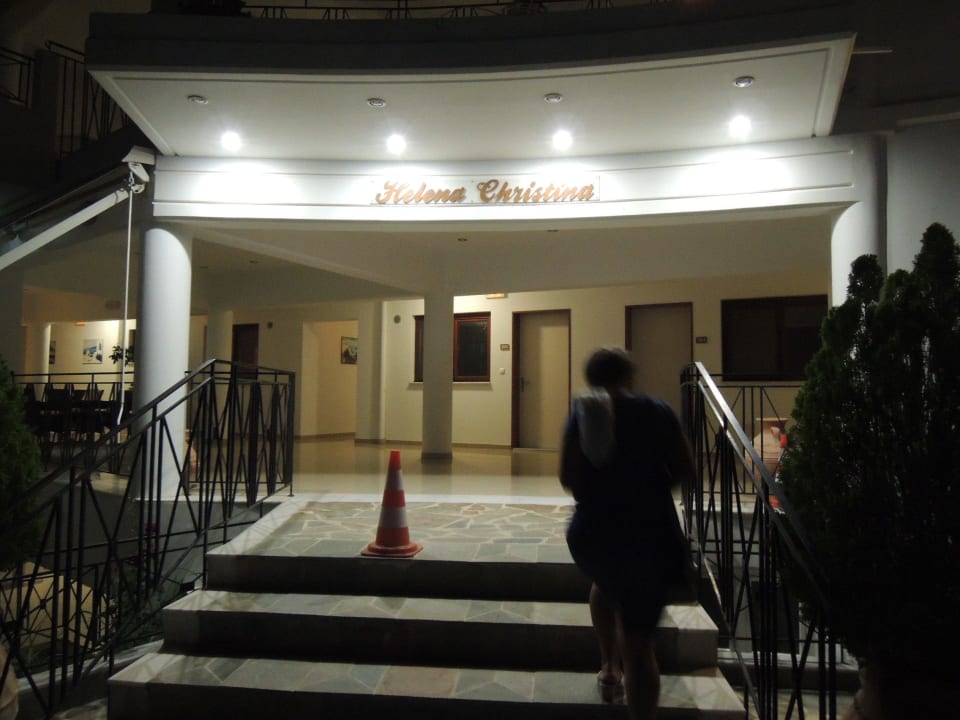 Haupteingang am Abend Hotel Helena Christina