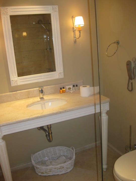 Blick von Dusche auf Waschbecken Hotel Carina