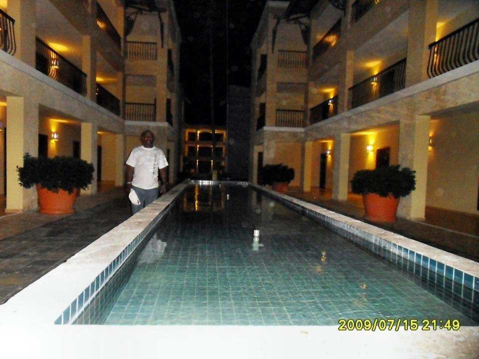 Schöner Innenhof des Wohnhauses Ocean Blue & Sand