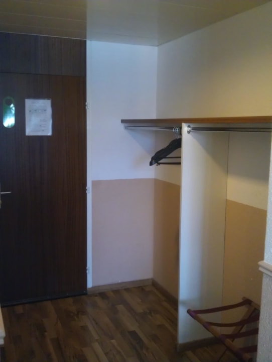 Eingangbereich mit Garderobe Hotel Les Arcades