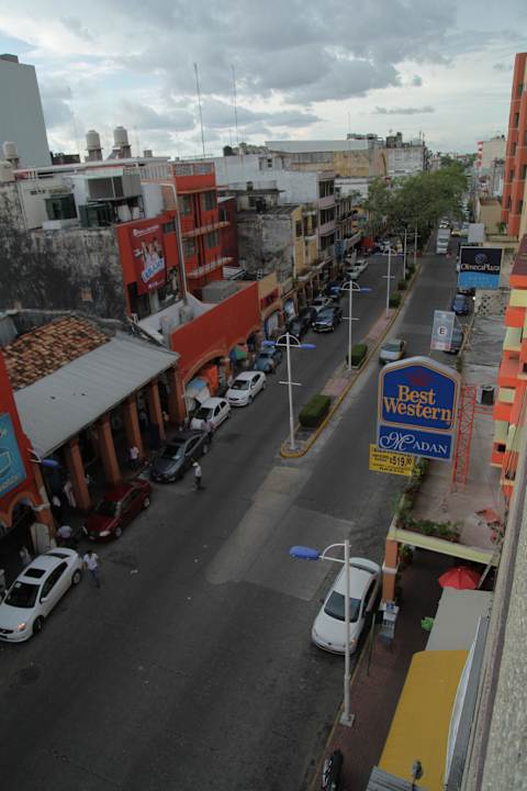 Blick vom Hotel auf die Straße Best Western Hotel Madan
