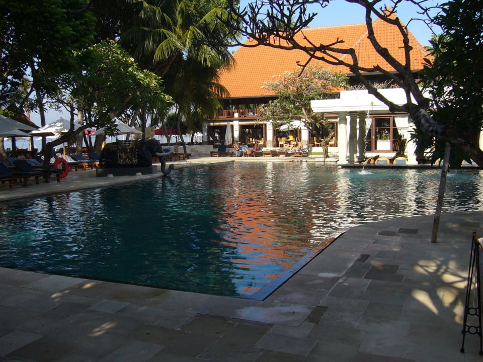 Blick auf den Hauptpool mit Restaurant Puri Santrian