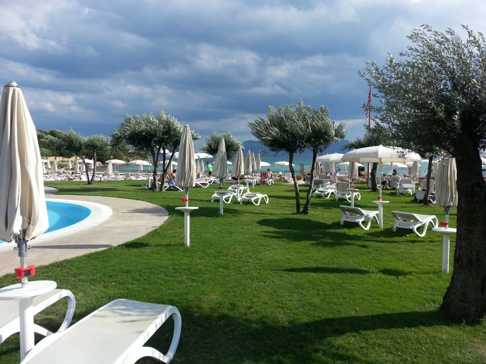 Rasen oder Sand - beides vorhanden Appartments Baia Caddinas Clubresidence